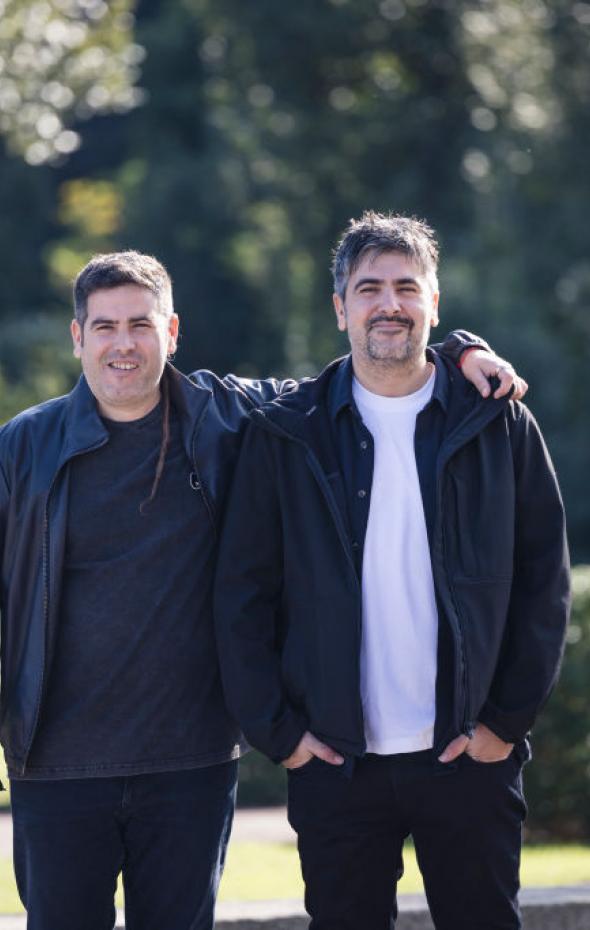 Cornellà Homenajea Los 25 Años De Carrera De Estopa Con Una Estatua De ...