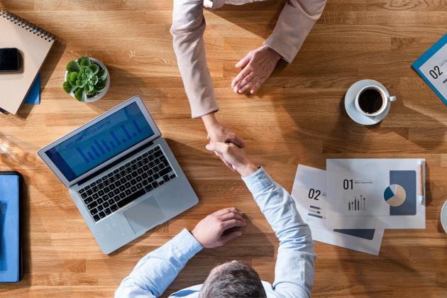 Adi s al CV de siempre un joven - Imagen De Recurso De Una Entrevista De Trabajo 3686 