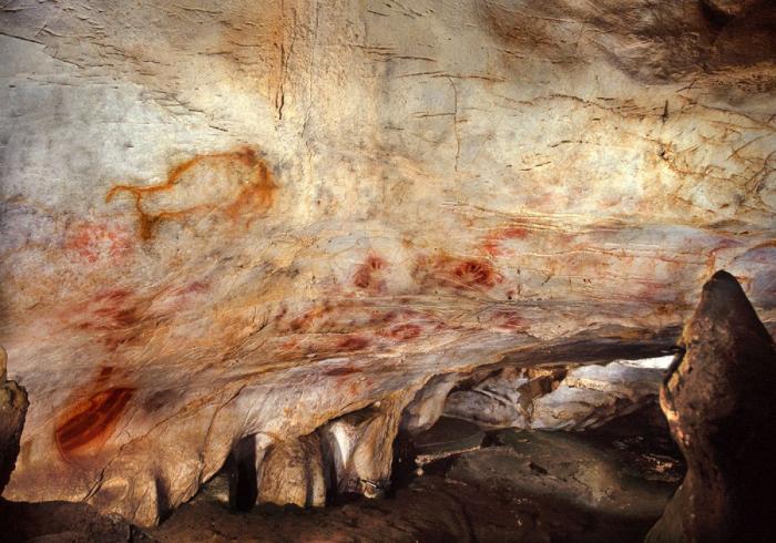Descubren la pintura rupestre más antigua de la humanidad