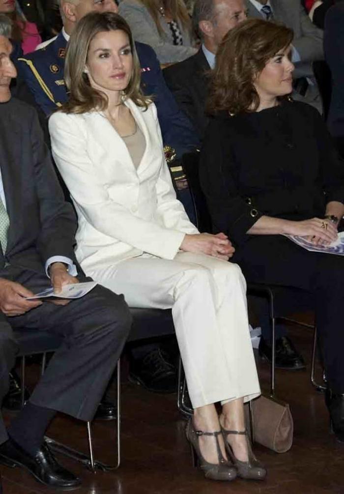 Ana Botella, Anne Hathaway, Letizia Ortiz, Mary de Dinamarca, Irina Shayk: el traje blanco para mujer lo llevan todas