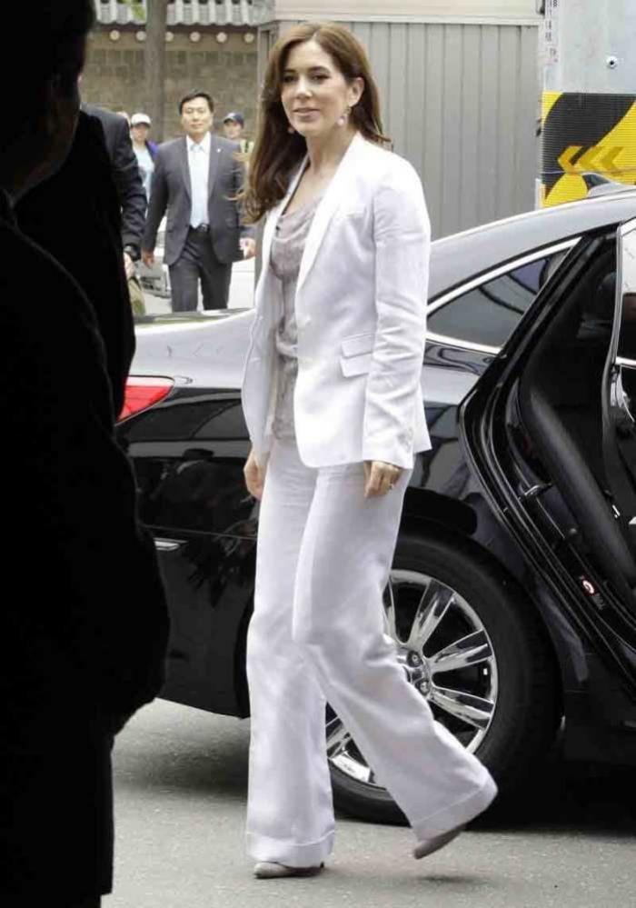 Ana Botella, Anne Hathaway, Letizia Ortiz, Mary de Dinamarca, Irina Shayk: el traje blanco para mujer lo llevan todas