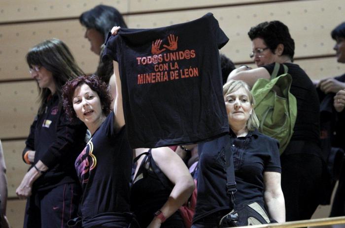 El Senado respalda los recortes al carbón y echa a las mujeres de los mineros (FOTOS)