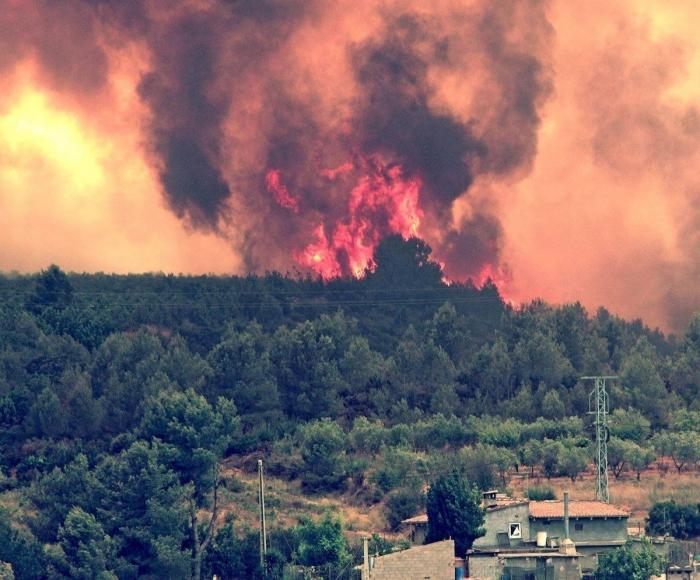 Continúan los incendios en Valencia a pesar de vientos favorables a la extinción
