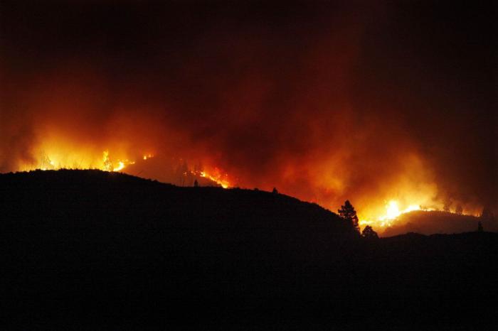 El incendio de Tenerife obliga a desalojar a 1.800 personas y alcanza el Teide (FOTOS)