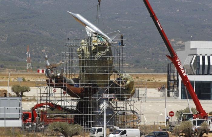 Aeropuerto de Castellón: la escultura de Ripollés de más de 300.000 € ya tiene el último detalle (FOTOS)