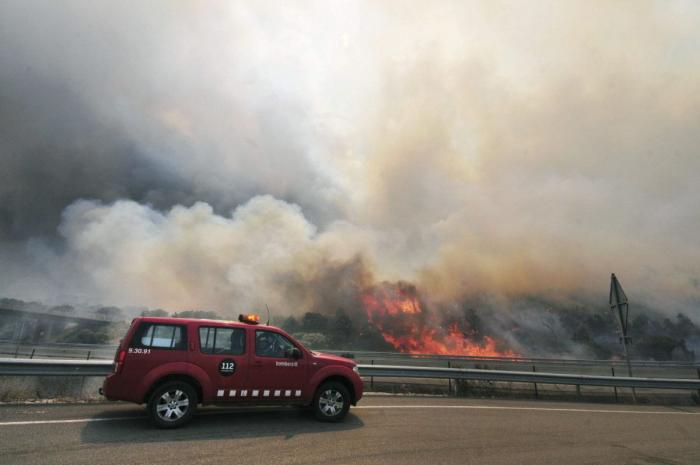 La Generalitat confía en controlar hoy el fuego de Alt Empordà (FOTOS)