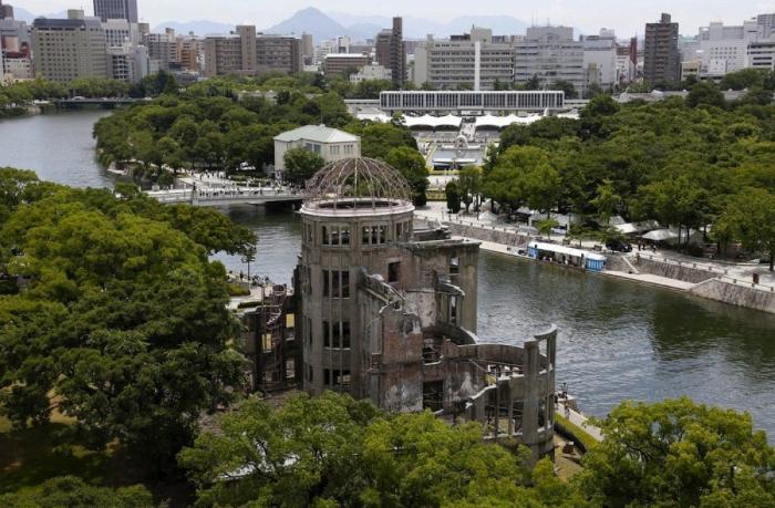 Pedro Sánchez la lía en Twitter con su homenaje a Hiroshima: la clave está en la foto