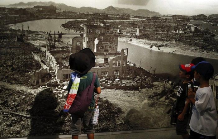 Pedro Sánchez la lía en Twitter con su homenaje a Hiroshima: la clave está en la foto