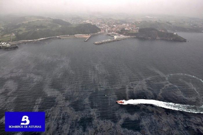 Un vertido de fuel mancha una zona de la costa asturiana cercana a Gijón (FOTOS)
