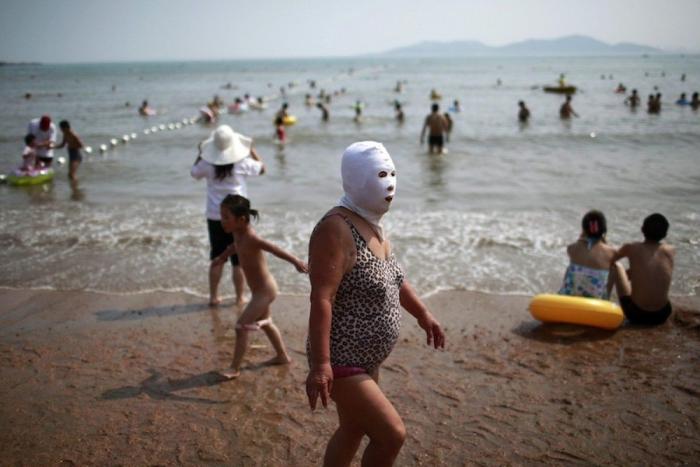 Máscaras en las playas de Qingdao en China: el accesorio definitivo contra el sol (FOTOS)
