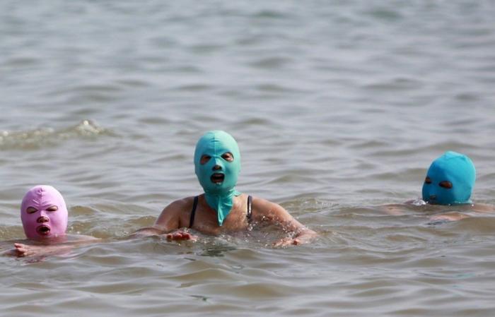 Máscaras en las playas de Qingdao en China: el accesorio definitivo contra el sol (FOTOS)