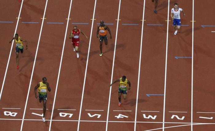 Bolt se lesiona en su última carrera y priva a Jamaica de medalla en el Mundial