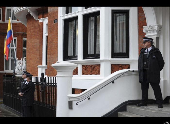 Wikileaks denuncia que Assange está siendo espiado en la Embajada ecuatoriana