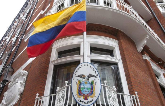 Wikileaks denuncia que Assange está siendo espiado en la Embajada ecuatoriana