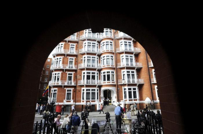 Reino Unido amenaza con asaltar la embajada de Ecuador en Londres para arrestar a Assange