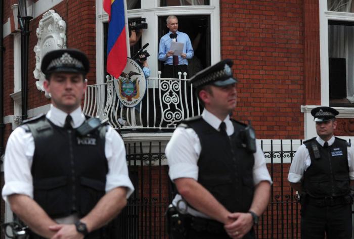 Assange se abraza a Garzón: Se emiten las primeras imágenes del fundador de Wikileaks en la embajada (VÍDEO)
