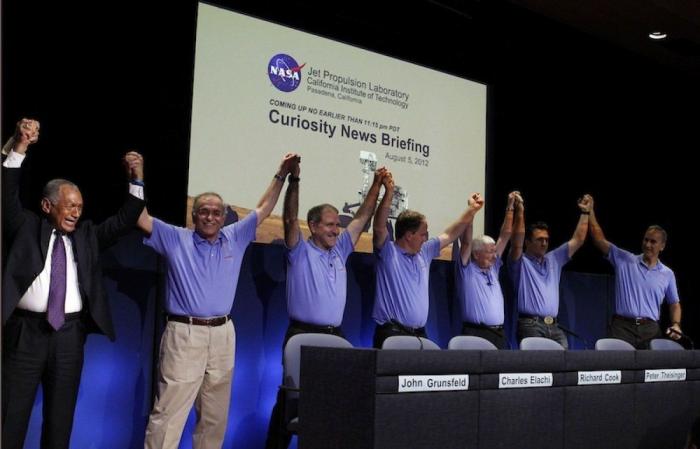 Los ingenieros de Curiosity: quiénes son esos hombres de azul de la NASA (FOTOS)