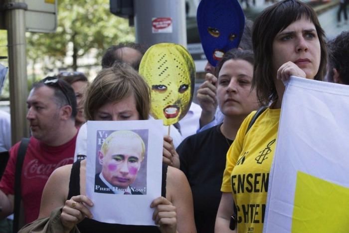 Las Pussy Riot difunden un vídeo en el que queman una fotografía del presidente ruso, Vladimir Putin (VÍDEO, FOTOS)