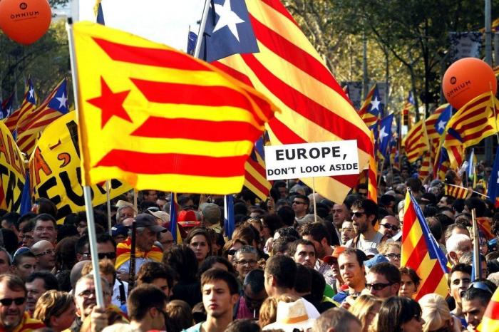 Diada 2012: Miles de personas colapsan el centro de Barcelona bajo el lema "Catalunya, nuevo estado de Europa" (FOTOS)
