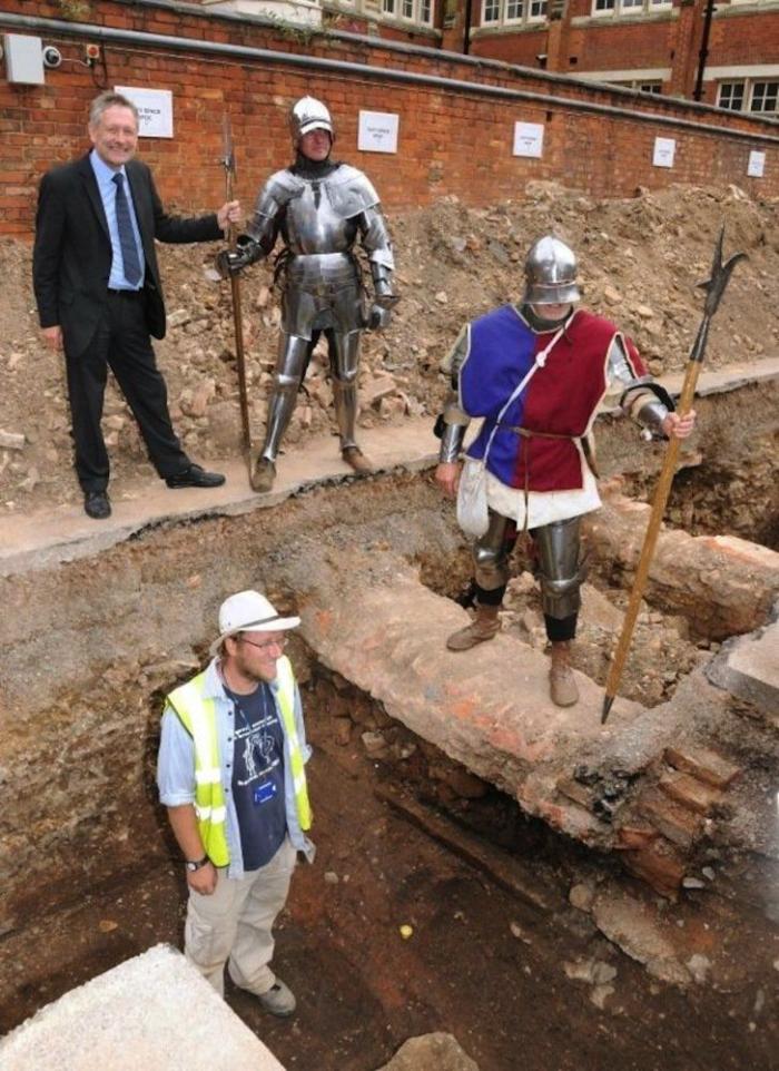 Tumba Ricardo III: ¿han encontrado sus huesos en un aparcamiento de Leicester? (FOTOS)
