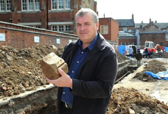 Tumba Ricardo III: ¿han encontrado sus huesos en un aparcamiento de Leicester? (FOTOS)
