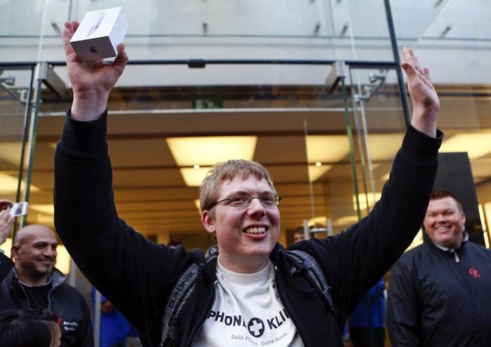 Lanzamiento iPhone 5: 12 fotos de gente muy feliz porque se ha comprado un teléfono (FOTOS)