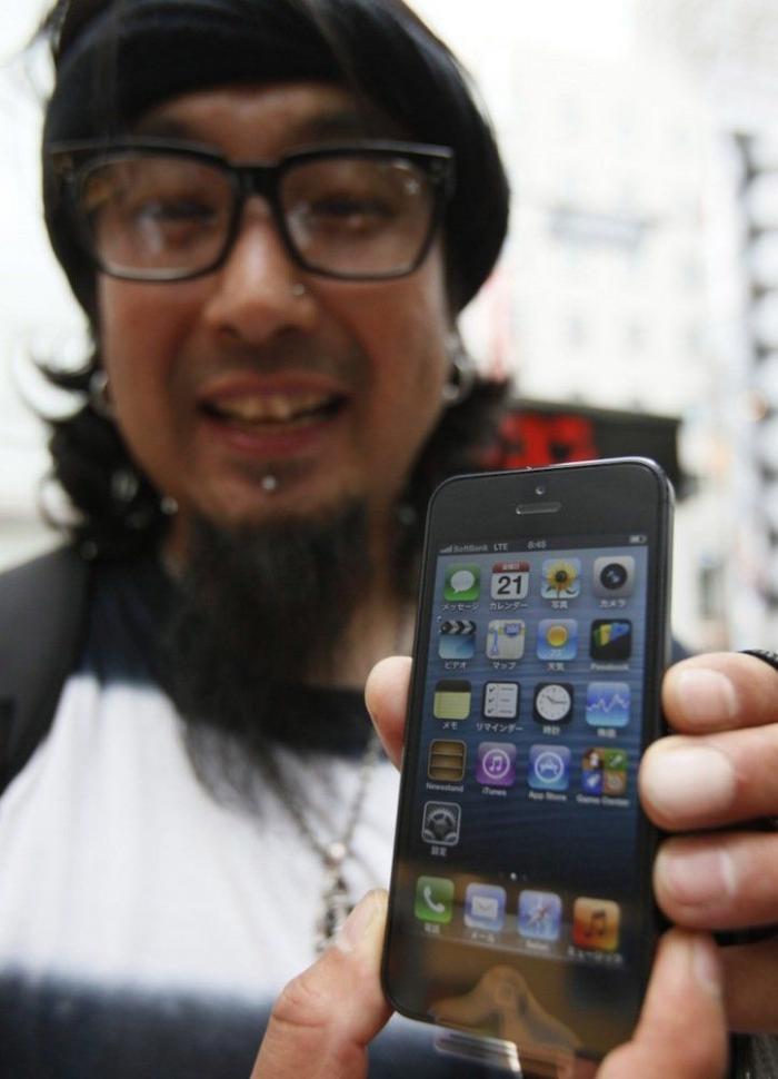 Lanzamiento iPhone 5: 12 fotos de gente muy feliz porque se ha comprado un teléfono (FOTOS)