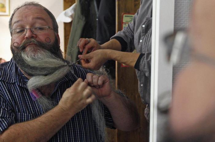 El bigote hasta la barriga despide 'movember' en internet (FOTOS)