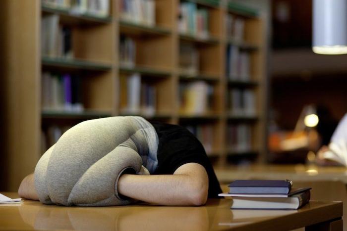 Ostrich Pillow: el gadget español para reinventar la siesta triunfa en Kickstarter (FOTOS, VÍDEO)