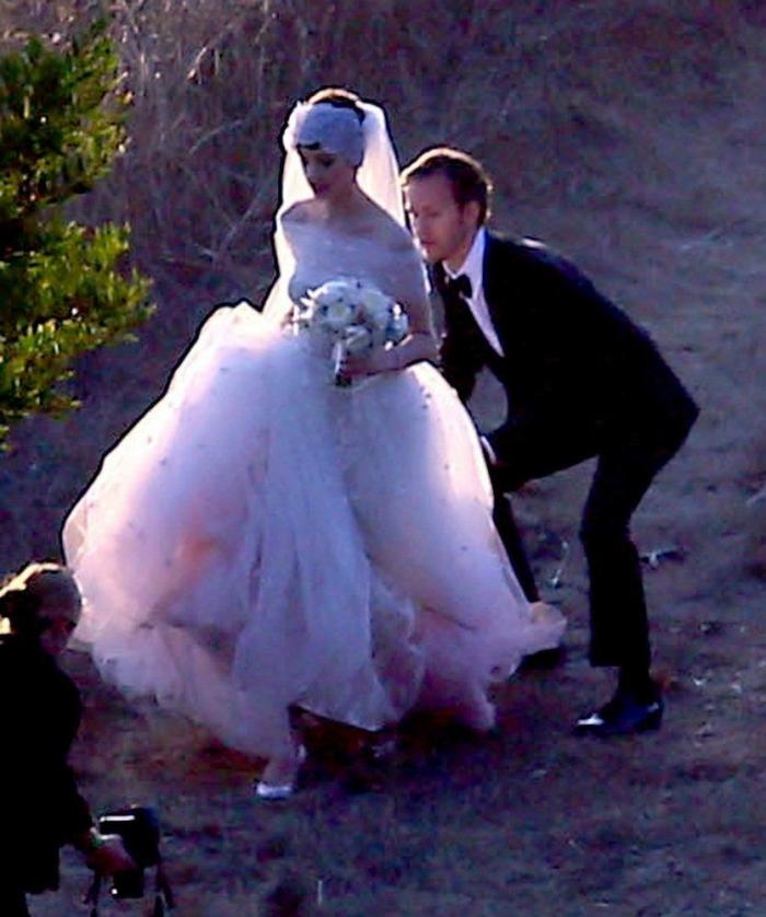 Boda de Anne Hathaway: vestido de boda de Valentino para casarse con Adan Shulman (FOTOS)