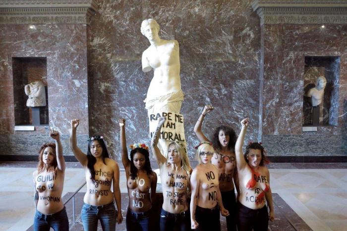 Activistas de Femen se desnudan en el Louvre contra la violación de una mujer en Túnez (FOTOS)