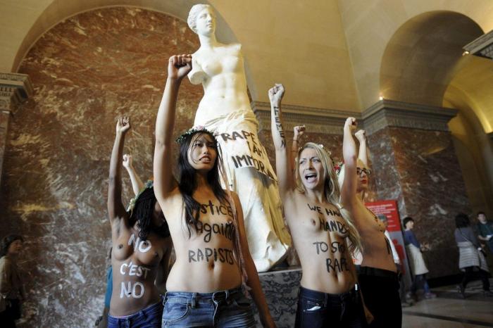 Activistas de Femen se desnudan en el Louvre contra la violación de una mujer en Túnez (FOTOS)