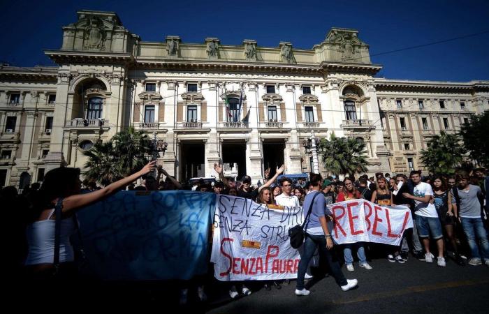Miles de estudiantes protestan en Italia contra los recortes y la clase política (VÍDEOS, FOTOS)
