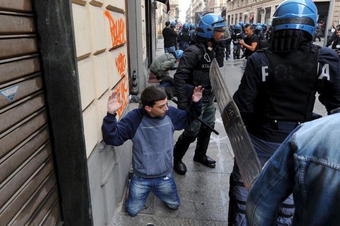 Miles de estudiantes protestan en Italia contra los recortes y la clase política (VÍDEOS, FOTOS)