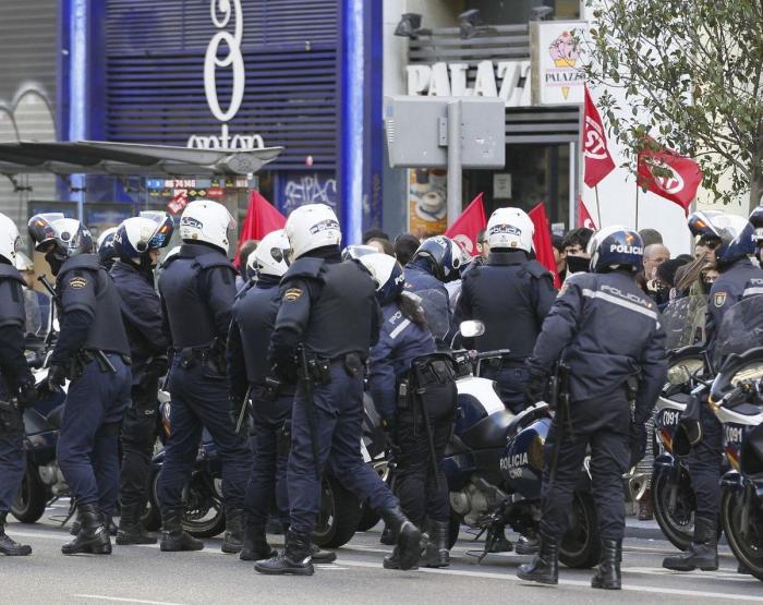 El Gobierno ignora la huelga y saca adelante un alivio a los desahucios sin consenso con el PSOE