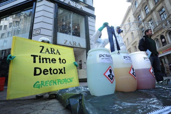 Greenpeace 'ataca' un escaparate de Zara en Madrid en su campaña contra ropa con sustancias tóxicas (FOTOS)