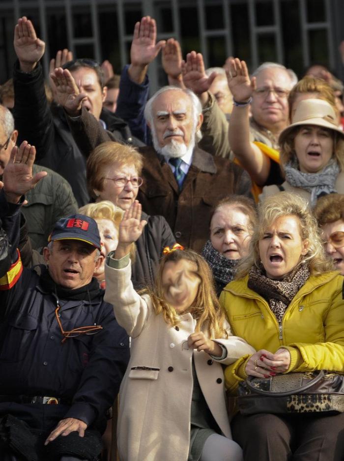 Vox saca un cartel de "golpistas" y un diputado del PSOE responde acordándose de su bisabuelo
