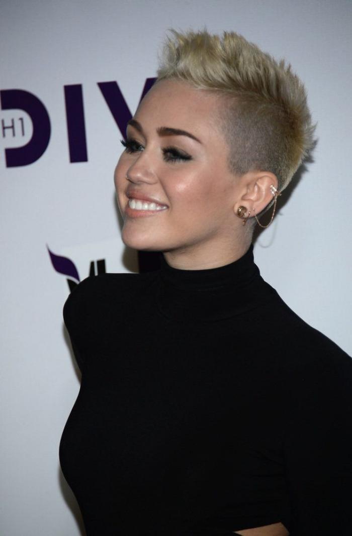 Miley Cyrus combina cuello de cisne con 'escote raruno' (FOTOS)
