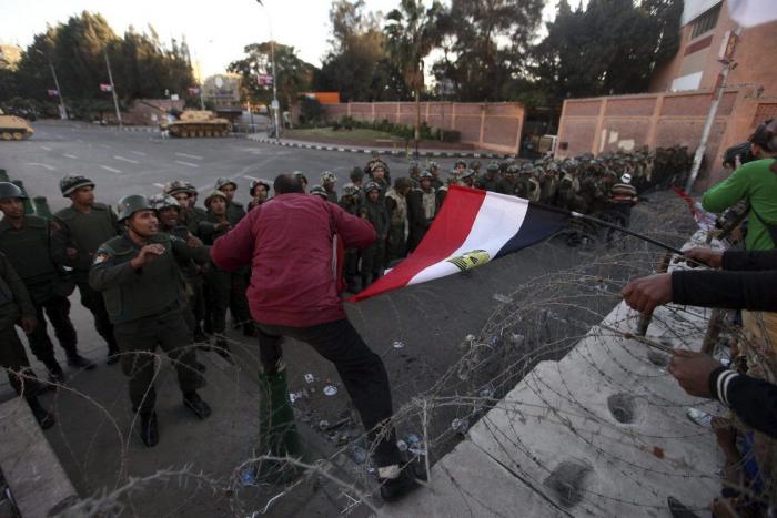 Protestas en Egipto: la oposición laica rechaza el diálogo propuesto por Morsi y vuelve al palacio presidencial