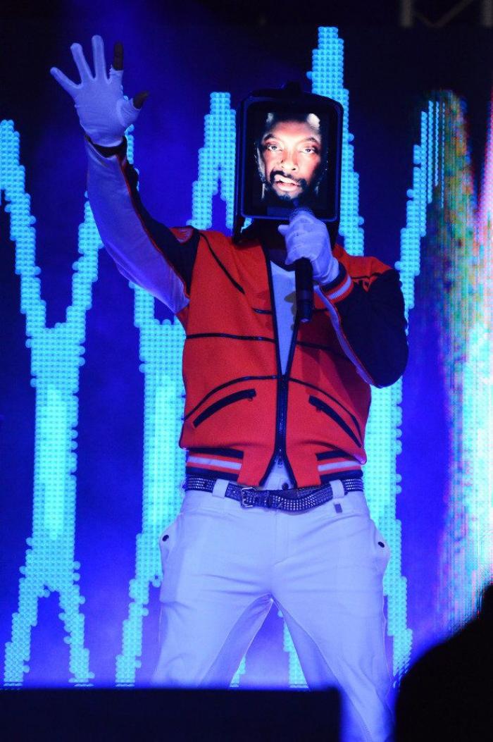 Kanye West con máscara de cristal y otros llamativos looks de músicos sobre el escenario (FOTOS)