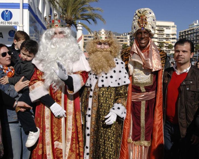 Baltasares pintados, famosos disfrazados y otros horrores: los peores reyes negros de la historia (FOTOS)