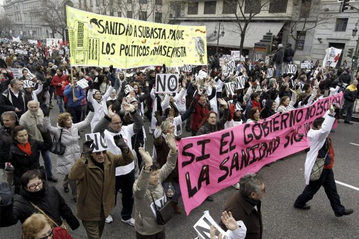 Varios miles de personas participan en una nueva marcha blanca en Madrid contra la privatización sanitaria