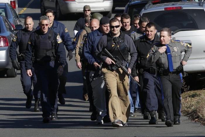 Obama propone prohibir armas como la de Newtown y comprobar a fondo los antecedentes de compradores