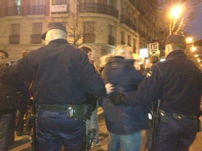 Centenares de personas protestan cerca de la sede del PP en Madrid, en la calle Génova (DIRECTO)