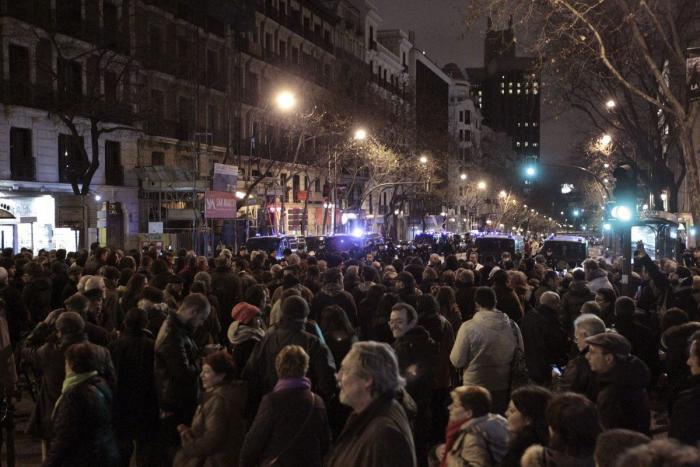 Centenares de personas protestan cerca de la sede del PP en Madrid, en la calle Génova (DIRECTO)