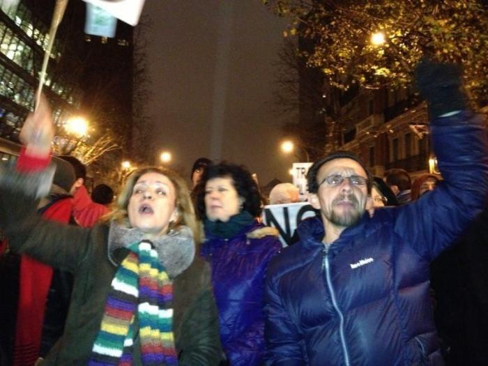 Caso Bárcenas: El PP niega sobresueldos en negro, Rajoy calla y la calle grita frente a la sede del partido