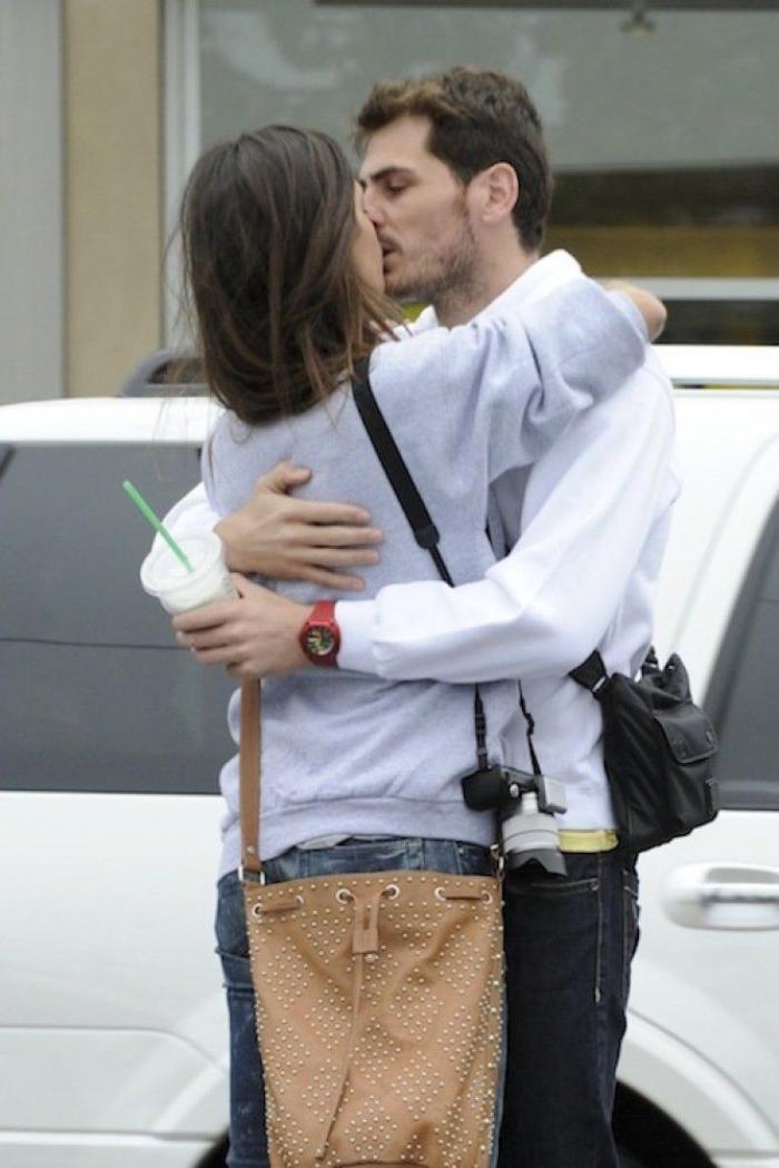 ¿Beso de Iker y Sara en la Eurocopa? De momento, 'casi-beso' (FOTOS)