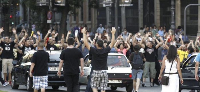 Los funcionarios vuelven a salir a la calle y cortan la Gran Vía de Madrid