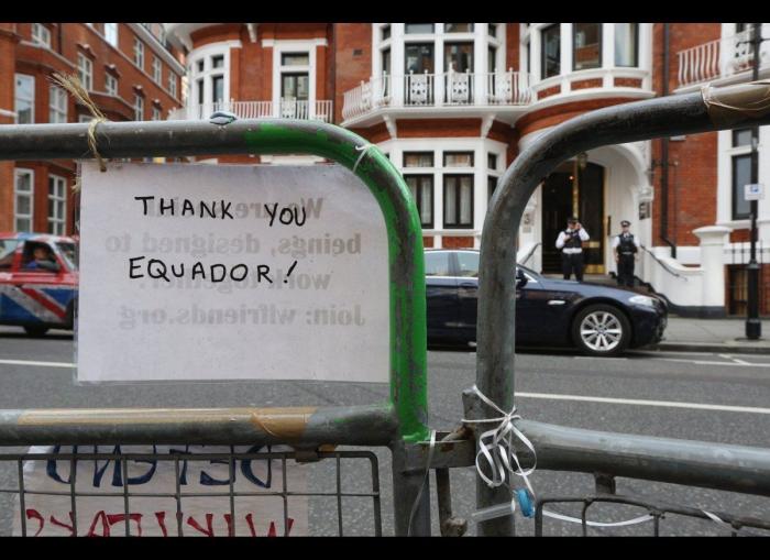 La pequeña habitación mal ventilada donde vive Julian Assange en la Embajada de Ecuador en Londres (FOTOS)