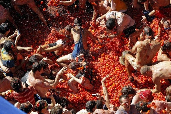 Este es el origen de la Tomatina, una de las mayores guerras de comida del mundo